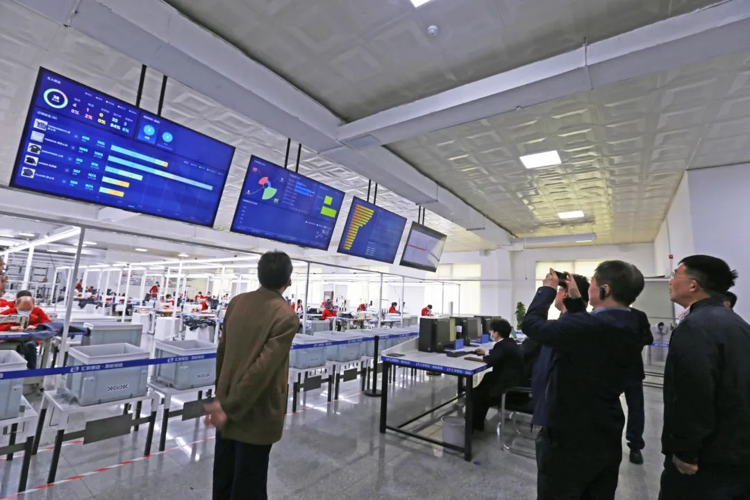 集团动态 | 省各地市工信局及重点企业代表一行莅临汇泉集团观摩5G智能制造车间