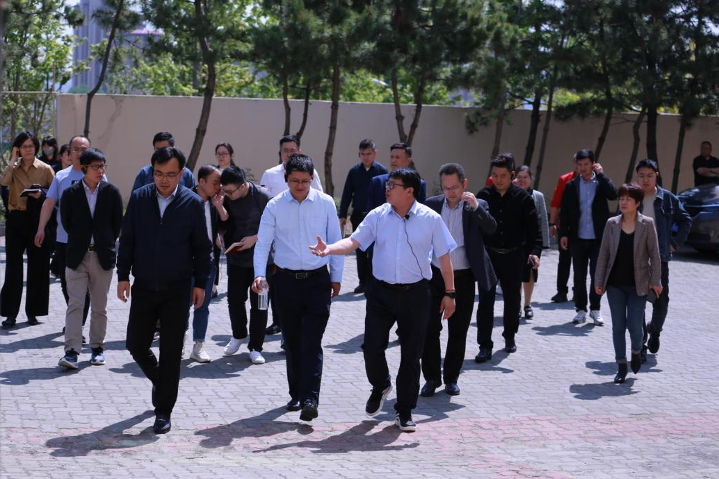 集团动态 | 市工信局组织经区经发局、联通及各企业代表一行莅临汇泉集团5G智能制造车间参观座谈